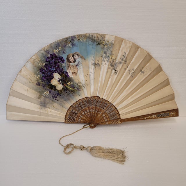 Large Romantic Pericón Fan in Painted Silk and Gilded and Silvered Wood, 1890s For Sale - Image 11 of 18