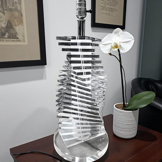 Bauer Vintage Mid Modernist Clear Lucite Stacked Tiled Skyscraper Table Lamp, Attributed to Bauer For Sale - Image 4 of 10