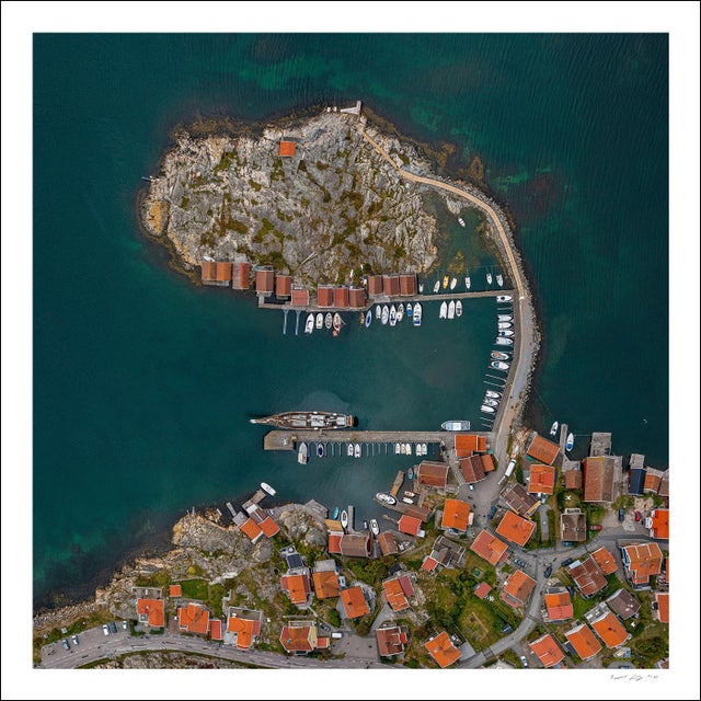 Edition Aerial Views Bernhard Lang Image: AV_Archipelago_021 Size D: 35,4 x 35,4 inches, 90 x 90 cm, Captured in 2025 in...