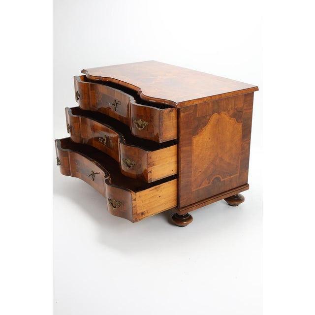 Baroque Chest of Drawers in Walnut, 1760 For Sale - Image 4 of 12