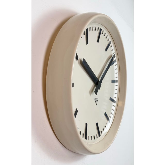 1960s Large Industrial Bakelite Factory Wall Clock from Pragotron, 1960s For Sale - Image 5 of 18