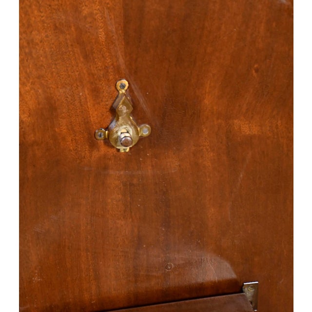 Wood 1930 English Flame Mahogany Tilt-Top Pie Crust Side Table End Table For Sale - Image 7 of 10