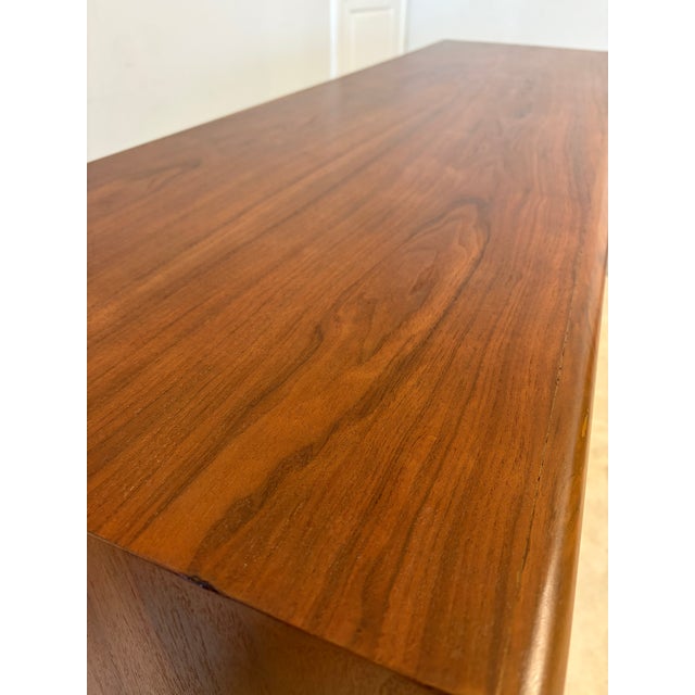 1960s Freshly Refinished Widdicomb Mid-Century Modern 6-Drawer Walnut Dresser – MCM Beauty! For Sale - Image 9 of 18