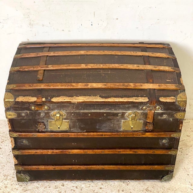 Large vintage 1930s travel trunk Good overall condition Signs of wear and age Lock not functional Height: 67 cm Width: 90...