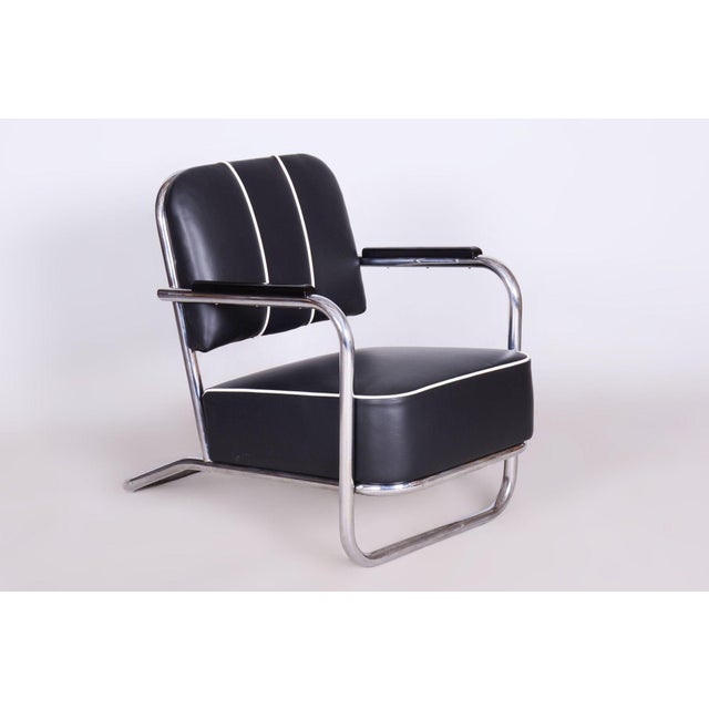 This designe pair of armchairs originating from the 1930s represents an exceptional and highly valued example of...