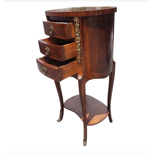 1950s French Louis XV Style Brass Ormolu Mahogany 2-Tier 3-Drawer Oval Side Table For Sale - Image 5 of 8