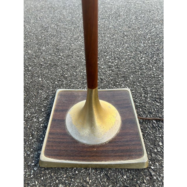 Mid 20th Century Mid Century Modern Brass and Walnut Laurel Floor Lamp Table For Sale - Image 5 of 6
