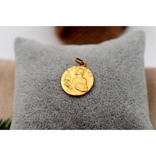 19.2k Gold Pendant, in Worn conditions. Designed 1920 to 1949