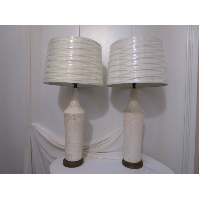 1950s Pair of White Plaster Mid Century Modern Lamps For Sale In Los Angeles - Image 6 of 8