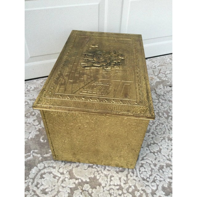 1920s English Repoussé Brass Coal Scuttle Box For Sale In Orlando - Image 6 of 11