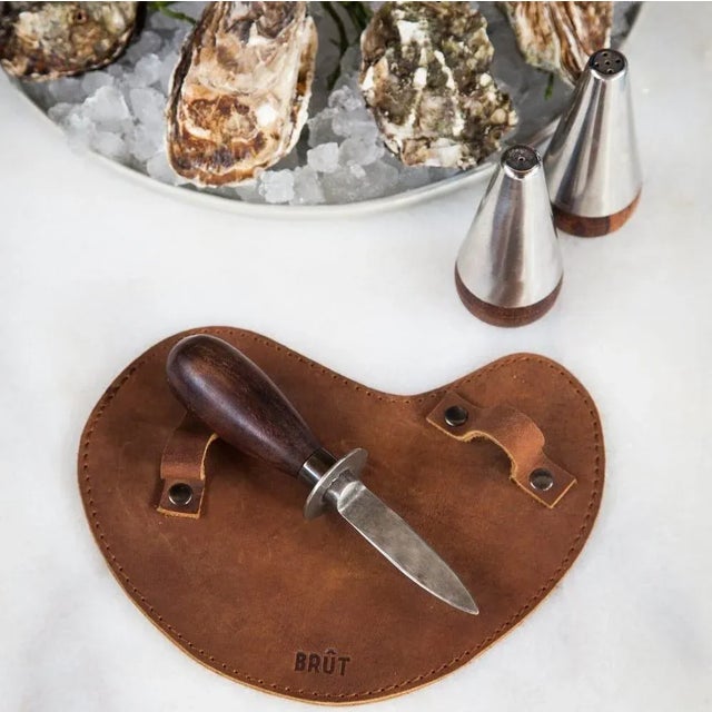 A traditional oyster knife for those who are passionate about seafood. The buffalo leather glove protects your hand whilst...