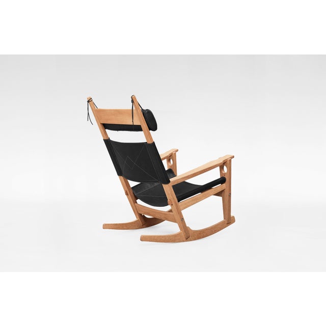 A vintage Hans J. Wegner rocking chair for Getama, crafted in Denmark during the 1960s. Featuring a light beech frame and...