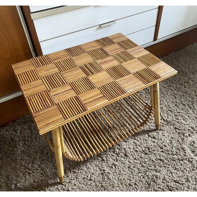 Coffee table in split bamboo and rattan 1960 Shelf Porteur Revised on the underside Very nice manufacturing quality and...