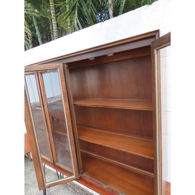 Mid Century Modern Display China Cabinet With Hairpin Legs 6240 For Sale In Miami - Image 6 of 14