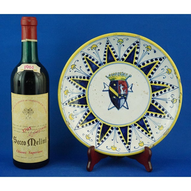 Antique Italian Ceramic Plate with Noble Coat of Arms from Montelupo Manufacture, 1700s For Sale - Image 3 of 18