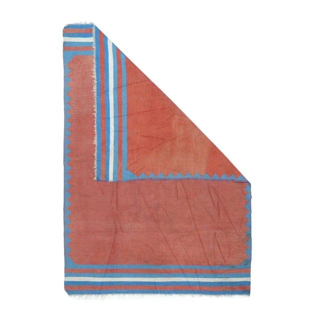 The lightly abrashed red open red field clearly dominates, slightly alleviated by the light blue triangle side borders,...