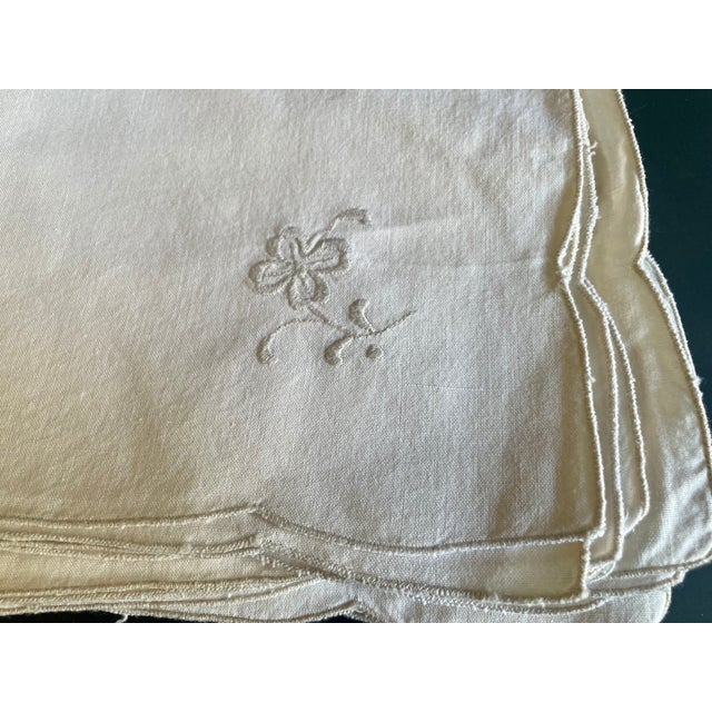 Vintage Embroidered Linen Tablecloth Set With 12 Napkins – Floral Beige For Sale In Miami - Image 6 of 9