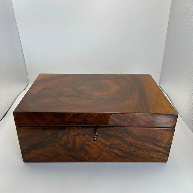 Beautiful, unadorned Biedermeier casket box in amazing walnut veneer from Austria, circa 1840. Very nicely grained walnut...
