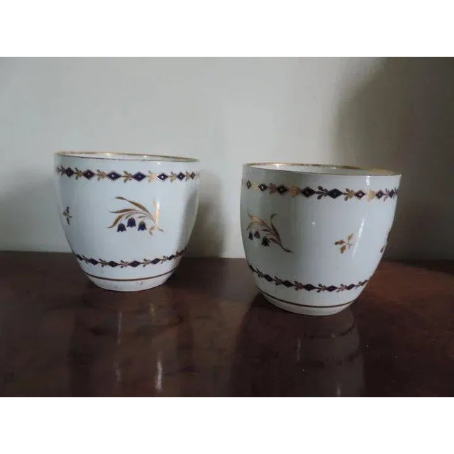 18th Century 18th Century Worcester Porcelain Cachepot Planters or Flower Pots - A Pair For Sale - Image 5 of 9