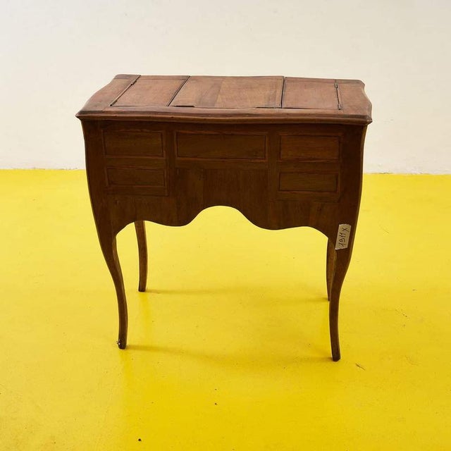 Item : discover the timeless elegance of this dressing table, dating back to the early 1900s. Featuring sinuous, refined...