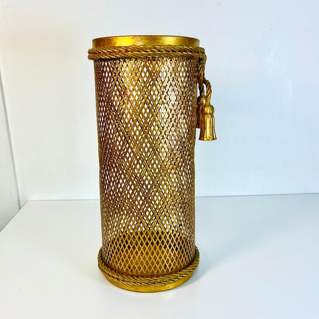 Gold 1950s Vintage Li Puma Italian Hollywood Regency Rope & Tassel Metal Mesh Umbrella Stand, Florence For Sale - Image 8 of 13