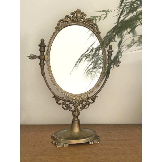 Antique Psyche-style table mirror on a swiveling brass stand Mirror only: 23 cm x 18 cm Total dimensions with stand: 40 cm...