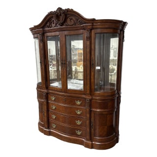 Broyhill Manor Collection Lighted Touch Display China Cabinet. For Sale