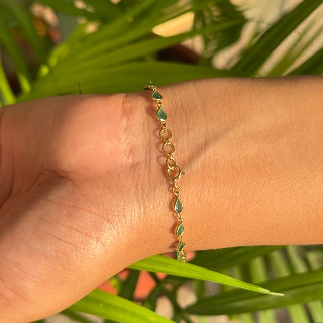 3.7 Carat Zambian Emerald Bracelet Crafted in 18k Yellow Gold Gift for Mom For Sale - Image 11 of 18