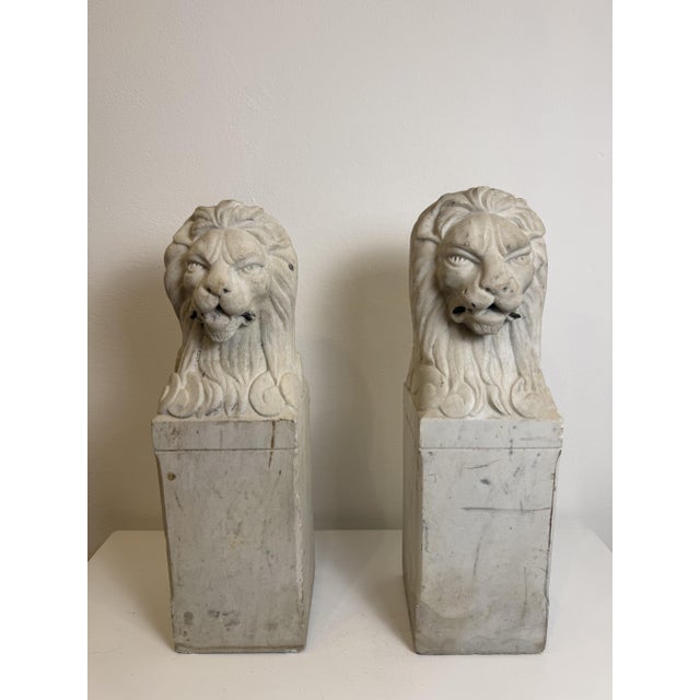 Florentine Lions in White Carrara Marble, Late 19th Century, Set of 2 For Sale - Image 4 of 13