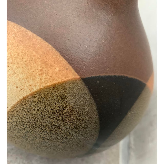 Robert Maxwell Vintage Robert Maxwell Mid-Century Modern Art Pottery Vase, Vessel for Pottery Craft With Earth-Tone Overlapping Contrasting Circles in a Salt Glaze For Sale - Image 4 of 12