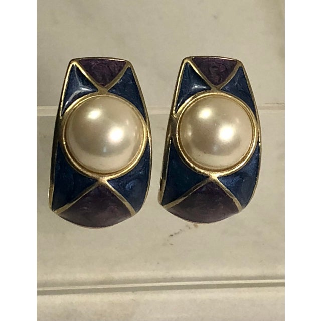 These fabulous 1980s Trifari Pearl and Purple / Blue Enamel Half Hoop Earrings will be a lovely addition to your vintage...