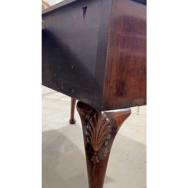 English 18th-Century English Walnut Writing Desk With Cabriole Legs and Pull-Out Surface For Sale - Image 3 of 5