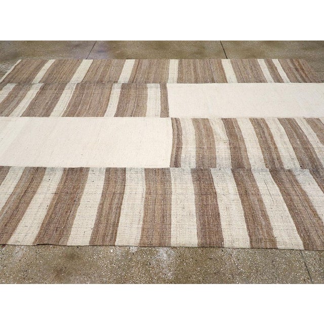 Mid-20th Century Turkish Flatweave Kilim Room Size Carpet For Sale - Image 4 of 8