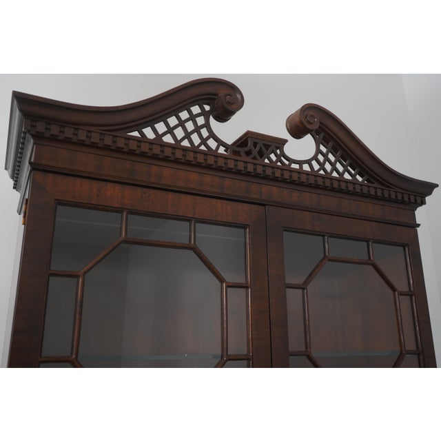 1990s Henredon Chippendale Style 2 Door Mahogany Curio Cabinet For Sale - Image 11 of 15
