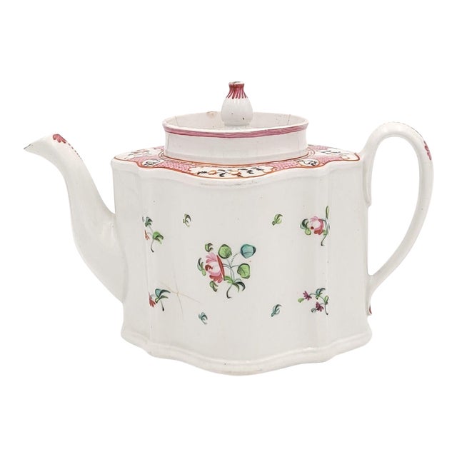 Lowestoft Chinese Export–Style Tea Pot, England Circa 1790 For Sale