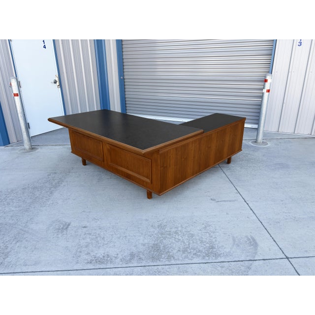 1960s Mid-Century Modern Walnut L-Shaped Executive Desk With Black Laminate Top For Sale - Image 14 of 16