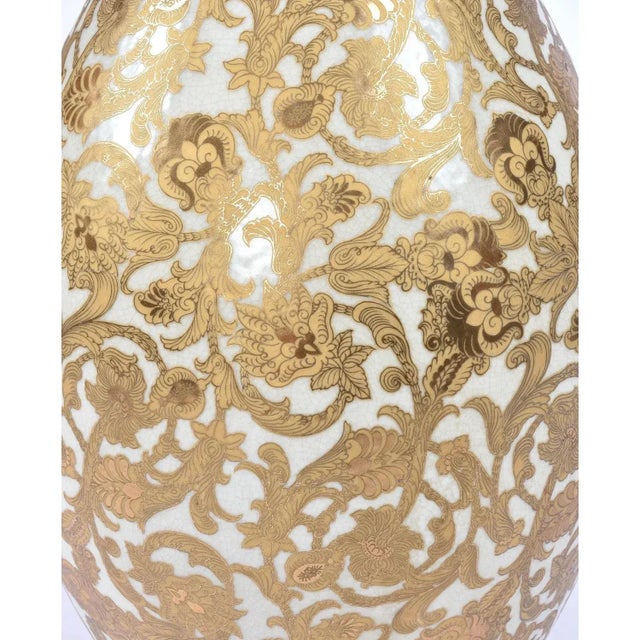 Chinese Porcelain Yuhuchunping 30 Inch Gold and White Palace Vase With Scalloped Top For Sale - Image 9 of 12