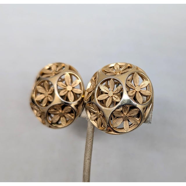 Mid-Century Modern Vintage 1960s Signed Crown Trifari Goldtone Round Cut Out Flower Clip Earrings-2 Pieces For Sale - Image 3 of 7