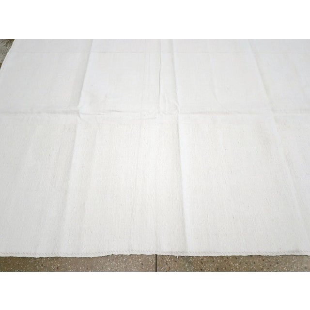 Galerie Shabab Collection Mid-20th Century Handmade Turkish Flatweave Kilim Room Size Carpet For Sale In New York - Image 6 of 8