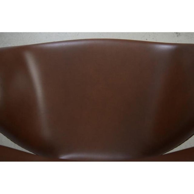 Tall Swan Chair in Mokka Leather by Arne Jacobsen, 2007 For Sale - Image 6 of 14