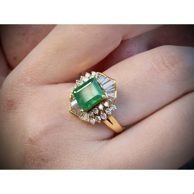 Metal 1.62 Carat Vintage Colombian Emerald and Baguette Cut Diamond Ring in 18k yellow For Sale - Image 7 of 9