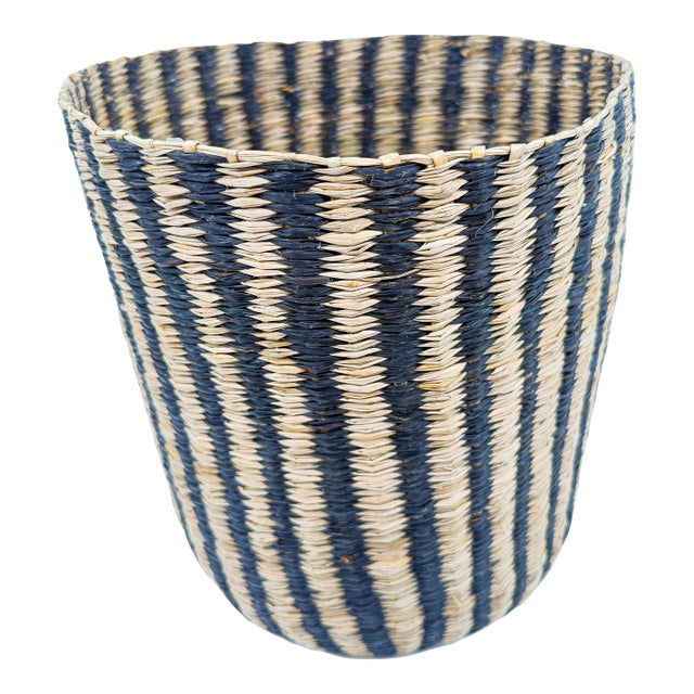 Small Handwoven Vietnamese Seagrass Basket in Black & Natural Woven Pattern For Sale