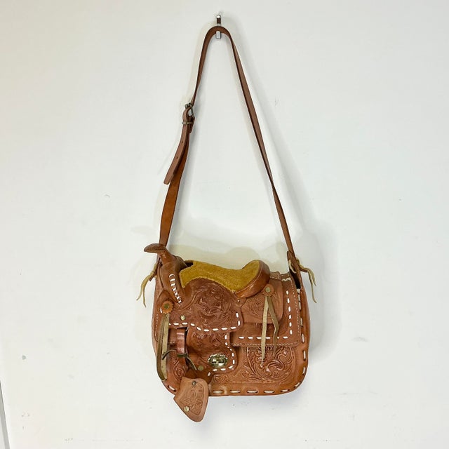 1980s Vintage Southwestern Americana Tooled Leather Trompe I’Oeil Saddle Shoulder Handbag. For Sale - Image 4 of 16