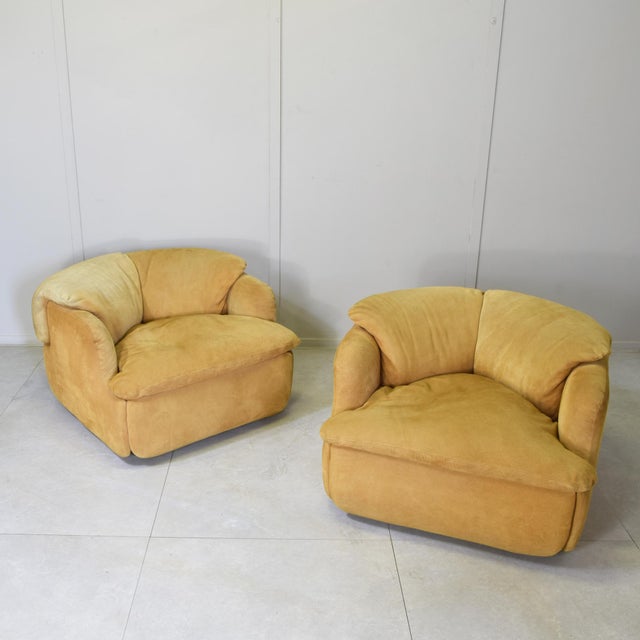 Tan Confidential Lounge Chairs in Ochre Suede by Alberto Rosselli for Saporiti, 1970s, Set of 2 For Sale - Image 8 of 12