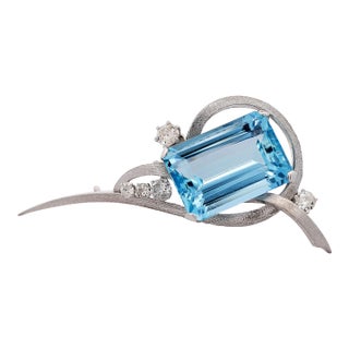 1960s 39.20 Carat Emerald Cut Aquamarine & Diamond Retro Era 14k White Gold Wing Pin For Sale