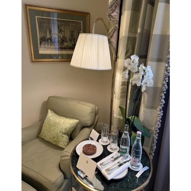 We offer this iconic reading lamp from the four seasons hotel george v in paris, signed chapman usa – certified...