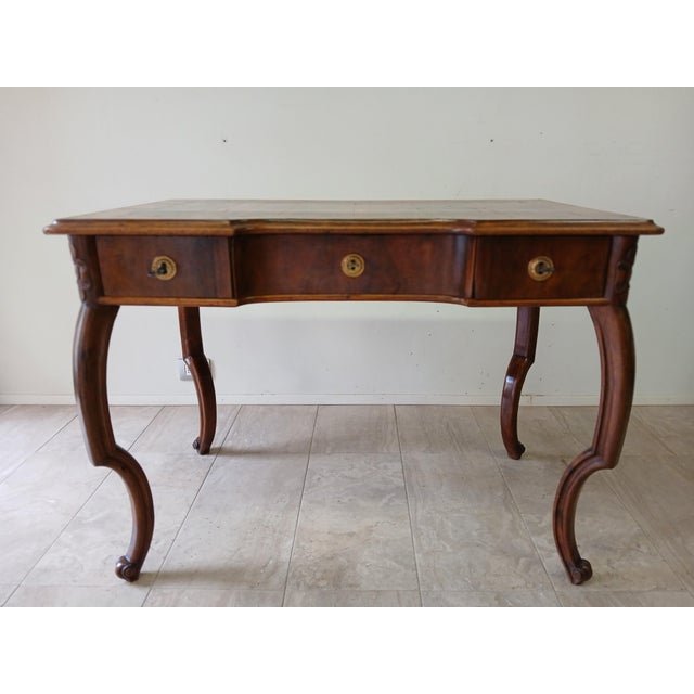 Antique Desk in Walnut, 1800s, in Good conditions. Designed before 1890