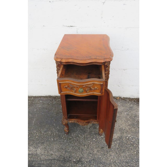 French Early 1900s Johnson Furniture Carved Inlay Tall Nightstand Side End Table 6235, Attributed For Sale - Image 15 of 18