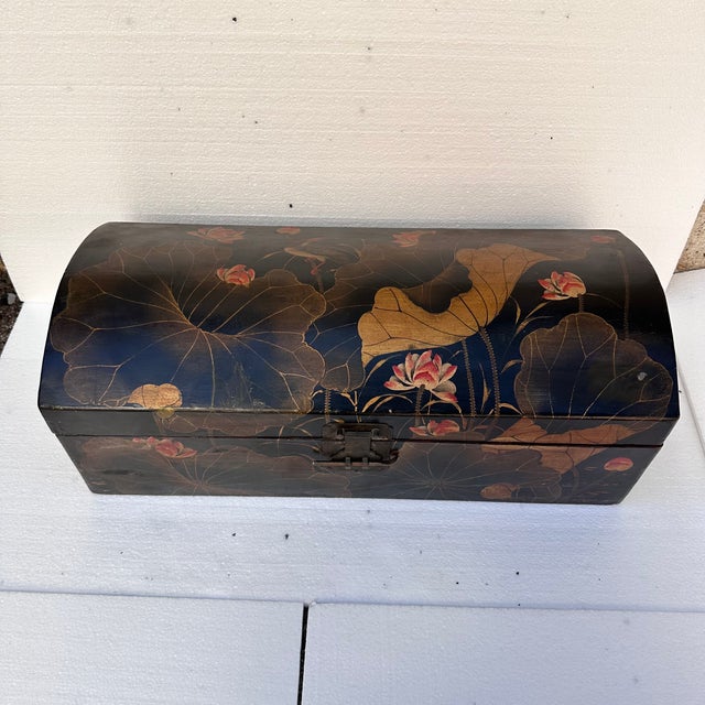 1920s Japanese Taisho Era Urushi-E Trunk, 1920 For Sale - Image 5 of 18