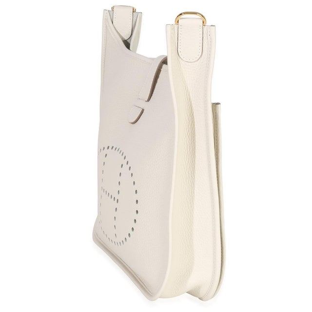 Designed in 1978 by Evelyne Bertrand, the Evelyne shoulder bag from Hermès has a distinctive aesthetic thanks to a...